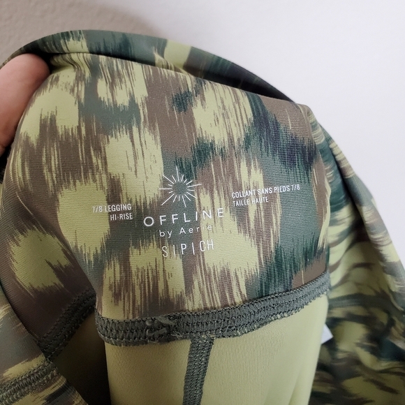 Aerie Offline Olive Green Printed Shine Crossover High Rise 7/8 Leggings - Picture 9 of 10
